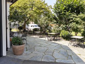 Outdoor seating at Ooki Pavillon in Zurich