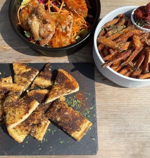 Chicken wings, garlic bread, sweet potato fries at Moon and Sons in Caen