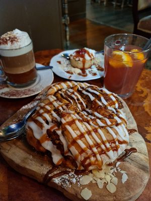 Cinnamon roll 🤩 at Moon and Sons in Caen