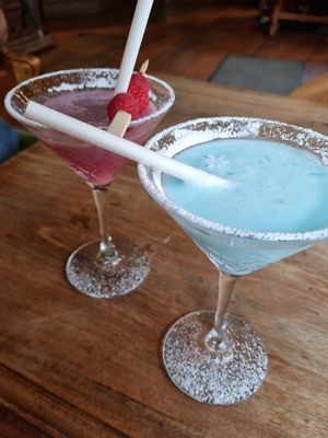 Très bons cocktails 🍸 at Moon and Sons in Caen