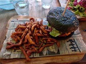Beyoncé Burger 🤤 at Moon and Sons in Caen