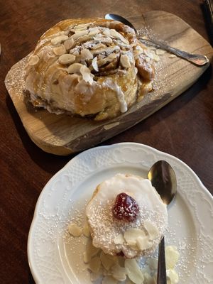 Cinnamon roll et weasley cake  at Moon and Sons in Caen