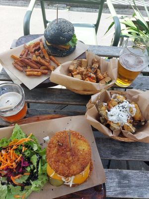 Crispy Tofou, Tempura du roi triton, Moon burger, Monsieur patate, Chewbacca e Mrs Samovar at Moon and Sons in Caen