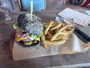 Moon burger et ses frites croustillantes  at Moon and Sons in Caen