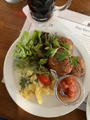 Linsen-Frikadellen mit Salat  at Darmstädter Ratskeller Hausbrauerei in Darmstadt