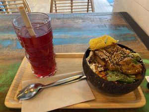 Vegan chicken, soya sauce, advocado, rice, salad, nachos, carrots & homemade tea  at Surfside Poké in Mons