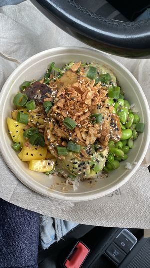 Bowl avec poulet vegan   at Surfside Poké in Mons