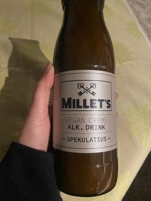 I purchased a bottle of this spekulatius drink (tastes like egg nog with gingerbread spices). Alcoholic. Tastes great. There are three flavors - plain, “egg” nog and spekulatiu at BABA Handmade Cafe in Leipzig