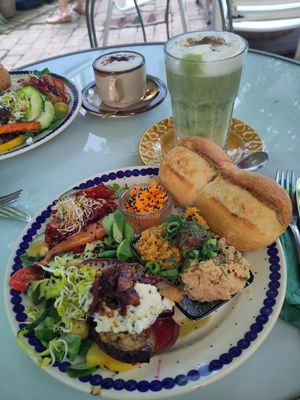 Herzhaftes Frühstück mit Matcha Latte (im Hintergrund herzhaftes Frühstück mit Cappuccino) at BABA Handmade Cafe in Leipzig
