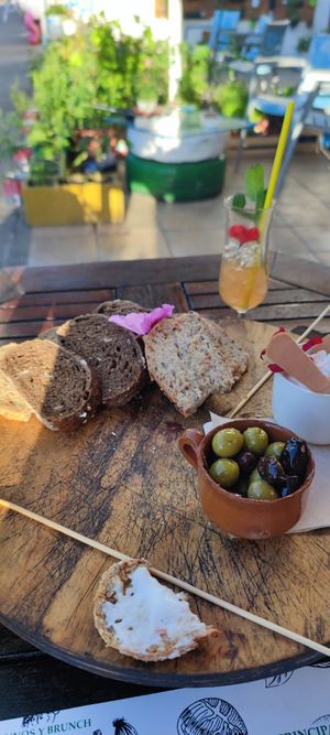 Als Vorspeise gab es Oliven, vegane Aioli, selbst gebackenes Brot at Organic in Mallorca