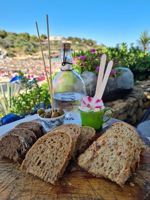 Freshly baked bread with vegan aioli at Organic in Mallorca