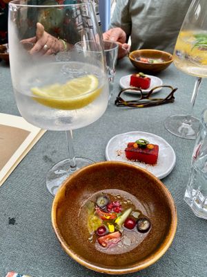 Menu Roof Food zomer 2025 - Tom Collins cocktail with amuses at Yasai Gent  in Ghent