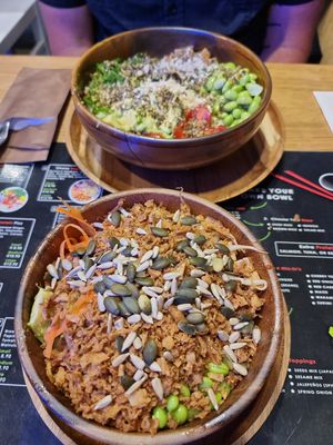 small and large bowl at Moana Pokebowls in Bruges