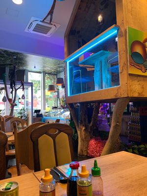 relaxing atmosphere  at Moana Pokebowls in Bruges