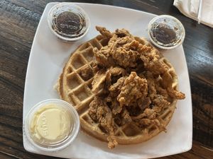 Een heerlijke wafel  at Mo' Brunch + Brews in Houston
