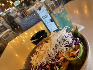 Rollizos primavera de verduras crudas, con salsa dulce y bebida blue magic (limon, piña, agave y Alga spirulina )  at Alma Verde in Tijuana