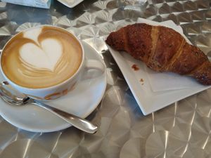 Cappuccino di soia e cornetto lampone e sambuco at Coffee O'Clock in Arezzo