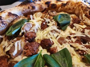 A great vegan pizza, 🍕 Finally in Italy a first pizzeria with interesting menu for veg pizza. Thanks ❤️ at Pizzeria da Lioniello in Succivo