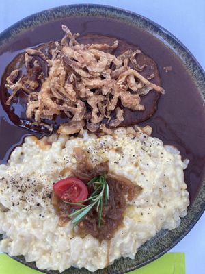 Vegan ‚Zwiebelrostbraten mit Käsespätzle'  at Schlosskeller in Bad Hindelang