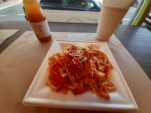 Pasta with vegan cheese at Veganitzat in Corca
