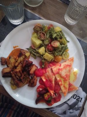 "Menu" of 3 dishes (salad, main course, and special) for 16 euros at Brac Libreria di Arte Contemporanea in Florence