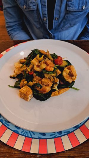 Chickpeas Tempeh with roasted vegetables and hummus at Brac Libreria di Arte Contemporanea in Florence