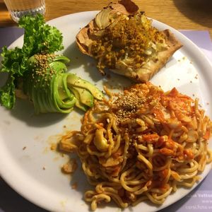 Spaghetti with sweet and sour carrots and cauliflower sauce, tomato sauce, sesame oil and sesame seeds.
Pane carasau filled with a sour tomato sauce, black beans, plums, miso, vinager and chili pepper topped with fennels au gratin with seasoned crunchy bread.
Avocado slices at Brac Libreria di Arte Contemporanea in Florence
