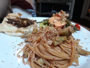 Piatto unico with:
- spaghettini ai carciofi speziati (with spiced artichoke)
- (vegan) carlofortina
- fagottino di pane carasau con carciofi e crema di topinambur at Brac Libreria di Arte Contemporanea in Florence