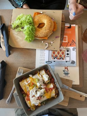 Vegan zalm bagel en pulled jackfruit wrap 😋😋  at Kattencafé Familie Snorhaar in Breda