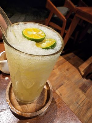 Kalamansi slush at anahaw in Dauin