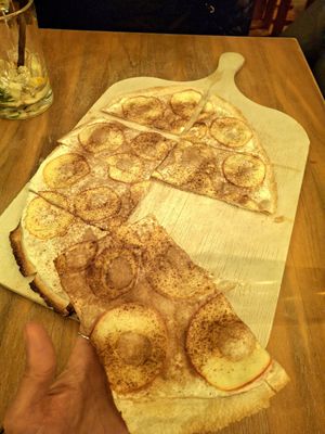 vegan sweet Apple-cinnamon flatbread for dessert at Le Feu in Bremen