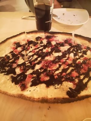 Veganer Flammkuchen des Monats (Oreo, Schokosauce, Beeren) at Le Feu in Halle