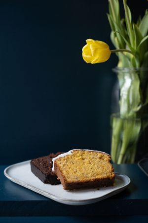 Vegan banana-peanut-chiocolate cake & carrot cake at Bean Fifteen Espressobar in Berlin
