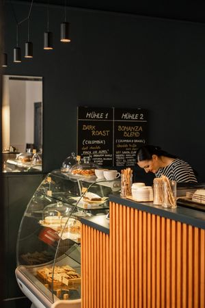 Barista at work at Bean Fifteen Espressobar in Berlin