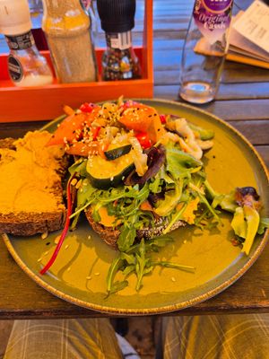 Broodje hummus zonder feta at De Kribbe in Wilp