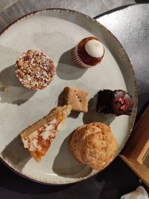 Scone (met apart nog jam), kruidige shortbread, brownie, dadeltaartje, sinaasappel taartje en een soort mini muffin at De Kribbe in Wilp