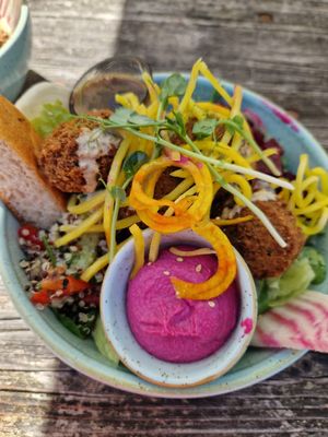 Quinoa falafel salad bowl at Lycka in Meilen