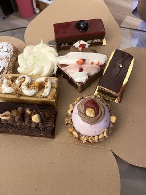 From Zébulon & Vegâteau: Black Forest (V), Éclair Paris-Brest (V), Yuzu tart (Z), Neapolitan cake (Z), Opera cake (V), Hojicha cake (Z), Wownie (Z), Strawberry chocolate tart (Z at Pâtisserie Zébulon in Montreal