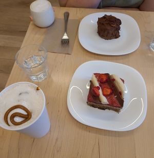 zebubu caramel frappe, macchiato
fraise napolitean, et mouse au caramel et aux noix de pécan (caramel pecan chocolate cake) at Pâtisserie Zébulon in Montreal