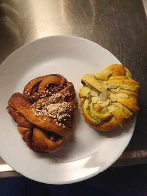Vegan cinnamon and pistachio buns at Gateau - Kaivokatu in Helsinki