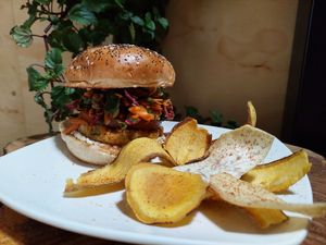 Hamburguesa mediterránea con chips hechas en casa at Calendula Cafe - Maybe closed in Guatemala City