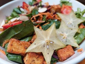 Ensalada fresca con lascas de almendras y tofu frito at Calendula Cafe - Maybe closed in Guatemala City