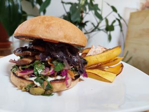 Hamburguesa Ninja! Champiñones, cebolla caramelizada y tereyaki hecho en casa at Calendula Cafe - Maybe closed in Guatemala City