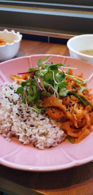 I had rice with fried tofu that was 10/10 I ordered extra rice because I was really hungry. It had a strong spicy flavor. I had also one time the rice soup (really big protion) tha at Mothers Table in Seoul