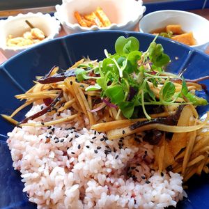 fried burdock on rice at Mothers Table in Seoul