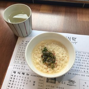 Sundubu as appetizers  at Mothers Table in Seoul