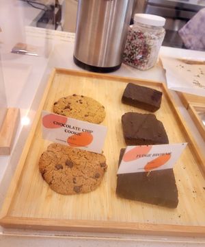 Chocolate chip cookie and fudge brownie at Kate's Ice Cream in Portland