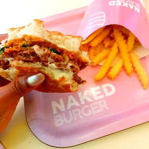 Little Italie 2 steaks beyond meat, mozzarella, pesto rosso et roquette at Naked Burger - 6ème in Paris