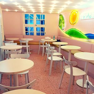 Salle ambiance fun à l'étage at Naked Burger - 6ème in Paris