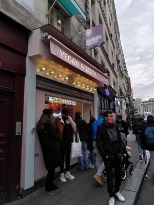 Outside the restaurant, complete with queue (Dec 2021) at Naked Burger - 6ème in Paris